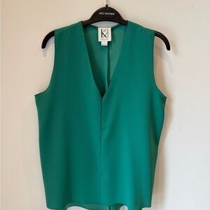 Emerald Green Fitted Sleeveless Blouse with V-Neckline